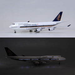 1/150 Singapore Airlines Boeing 747 W/Wood Stand, Gear & LED