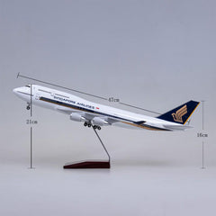 1/150 Singapore Airlines Boeing 747 W/Wood Stand, Gear & LED